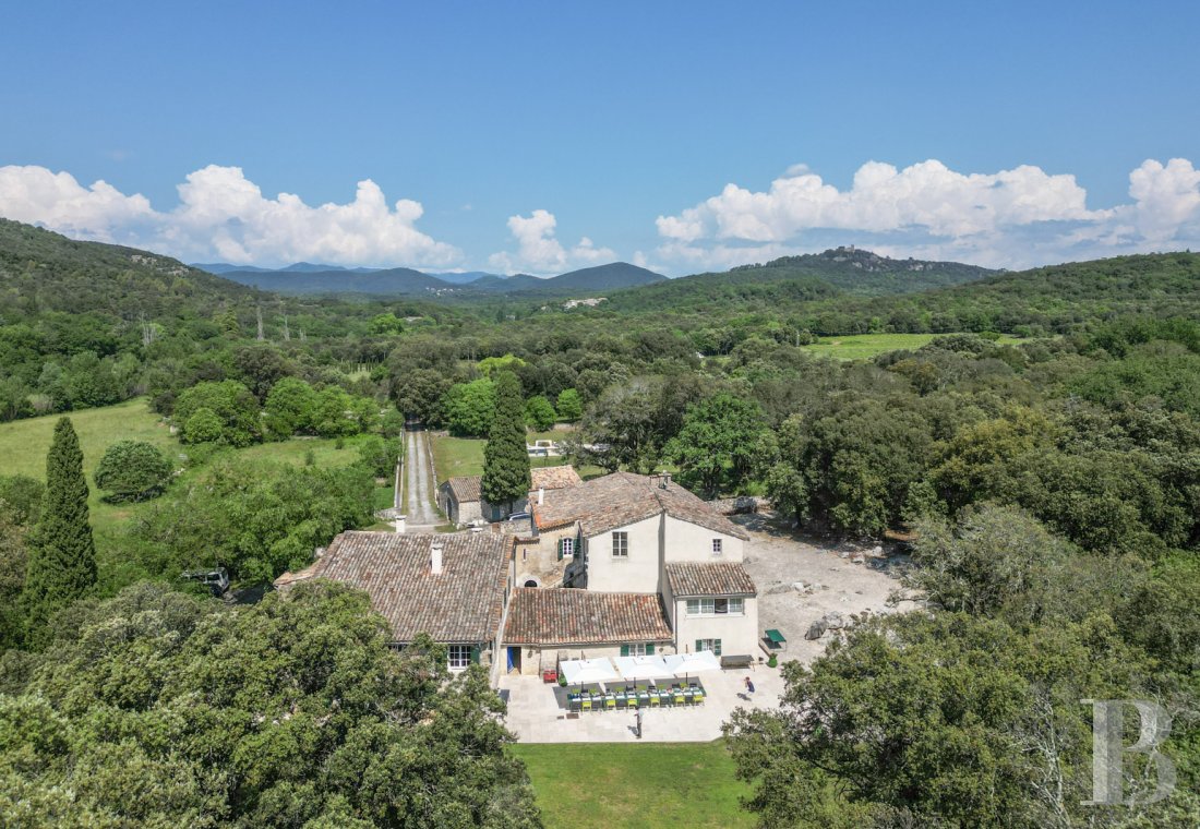 A vast farmhouse on a 130-hectare estate in Gard, south of Anduze - photo  n°1